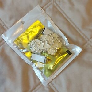 🎉FREE WITH PURCHASE🎉 Adorainbow Pair of  Decor Vent Flower Clips